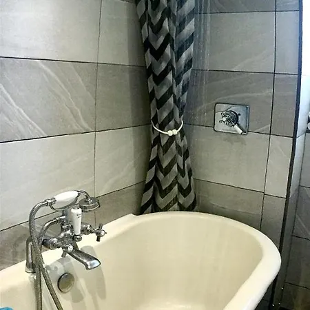 Stylish London Living With Free Parking In Super Host 5 Star Home Финчли Экстерьер фото