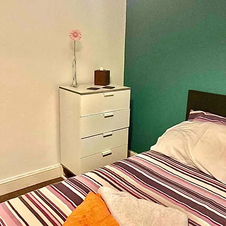 Stylish London Living With Free Parking In Super Host 5 Star Home Финчли Экстерьер фото