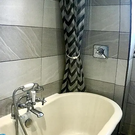 Stylish London Living With Free Parking In Super Host 5 Star Home Финчли Номер фото