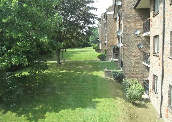 Stylish London Living With Free Parking In Super Host 5 Star Home