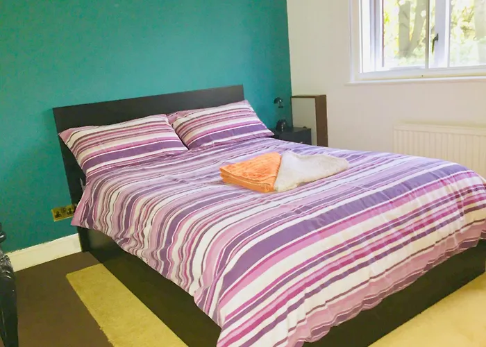 Stylish London Living With Free Parking In Super Host 5 Star Home